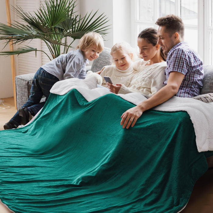 Bedsure Sherpa Fleece Cal King Blankets for Bed - Thick and Warm Oversized Blanket for Winter, Soft Fuzzy Plush Large Christmas Blanket Gift, Dark Green, 112x98 Inches